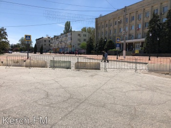 Новости » Общество: В центре Керчи устанавливают ограждения перед парадом