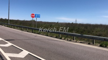 Новости » Общество: Знак «Стоп» установили при съезде с автоподходов в Керчь с Крымского моста