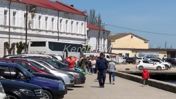 Новости » Общество: Курортный сезон начался: туристов автобусами везут в Керчь