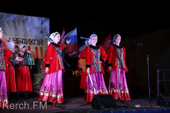 Новости » Культура: Керчане вместе с ансамблем «Ивушка» пели и танцевали на площади