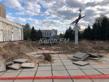 Новости » Общество: Благоустройство у ДК «Корабел» вновь замерло среди окопов