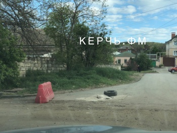 Новости » Общество: Керчане ждут, когда на новой дороге по Маяковского закроют люк