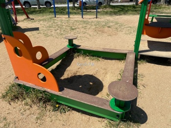 Новости » Общество: Керчане просят завезти песок на детскую площадку на «Утинке»