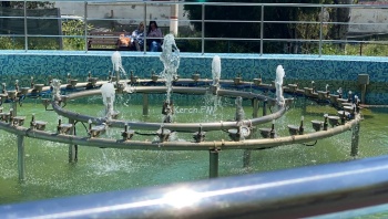 Новости » Общество: Работает частично: фонтан в сквере «Аленка» включили, а почистить забыли