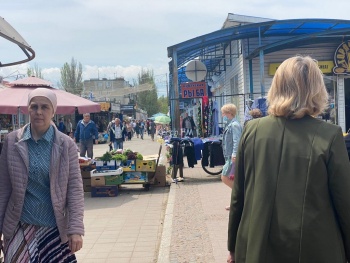 Полиция проходит мимо: стихийщики продолжают торговать около центрального рынка Керчи