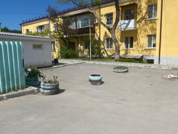 Новости » Общество: Керчане из новой парковки устроили себе клумбу