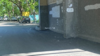 Новости » Общество: Керчан лишили тротуара на улице Щорса в арке