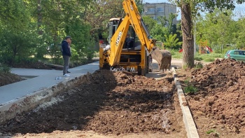 Новости » Общество: Во дворах по Сморжевского укрепляют внутриквартальную дорогу