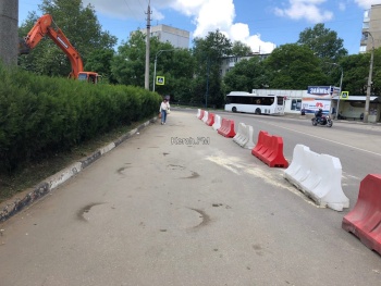 Новости » Общество: Часть проезжей части на Орджоникидзе в Керчи оградили