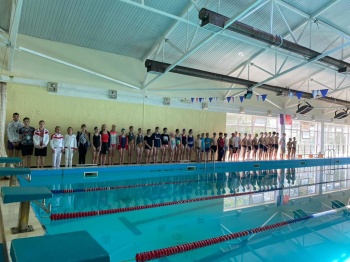Новости » Спорт: Керченские пловцы соревнуются в спортивном мастерстве