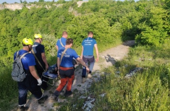 Новости » Общество: Помощь спасателей понадобилась туристке в пещерном городе Мангуп-Кале