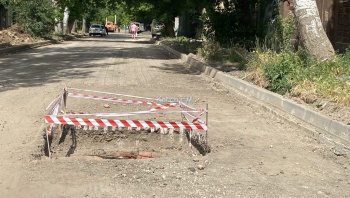 Новости » Общество: На ул. Комарова сняли старый асфальт