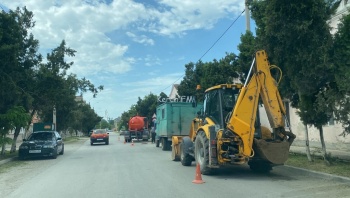 Новости » Общество: В Керчи на Айвазовского работает водоканал