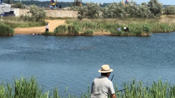 Новости » Общество: Пошла ставридка: на канале у горпляжа собрались рыбаки