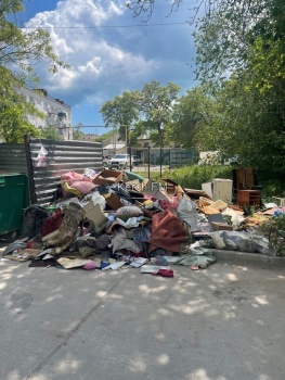 Новости » Общество: Керчане пожаловались на соседей, которые устроили свалку у мусорных контейнеров