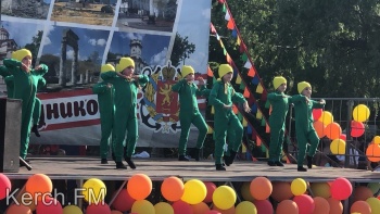 Новости » Культура: Концерт творческих коллективов ко Дню зашиты детей прошёл на набережной Керчи