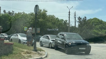 На Куль-Обинском шоссе столкнулись «BMW» и «Skoda»