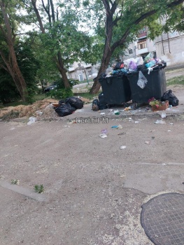 Новости » Коммуналка: Керчане жалуются на переполненные мусорные контейнеры у домов в жару