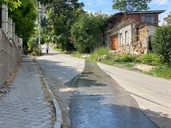 Новости » Общество: На Госпитальной произошел порыв водовода