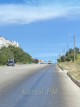 Новости » Общество: Керчане предупреждают: на Куль-Обинском шоссе скользко – разлили битум на дороге