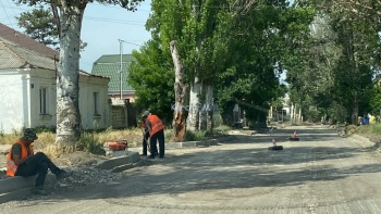 Три рабочих: ремонт дороги на Комарова идет медленно