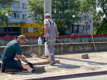 На Еременко коммунальщики перекладывали плитку на тротуаре