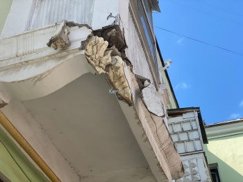 Новости » Общество: Осторожно: на ул. Ленина падают части аварийного балкона