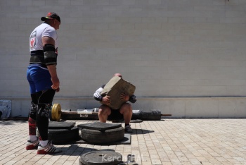 Новости » Спорт: На набережной  Керчи будут жонглировать покрышками и кидать камнями по 145 кг