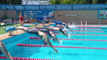 Новости » Спорт: Керчане привезли медали с соревнований по плаванью