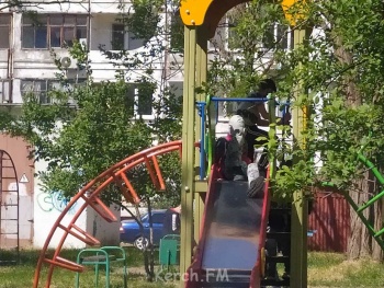 Новости » Общество: К – креативность: пока в Керчи не делают для детей парки, они играют сами