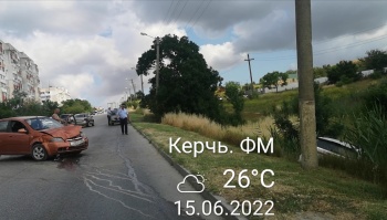 На Куль-Обинском шоссе в Керчи в ДТП машина улетела в кювет
