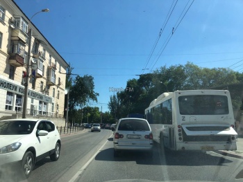 Новости » Общество: Лето только началось, а керчане уже устали от пробок