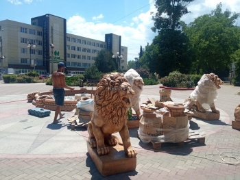Новости » Общество: У администрации Керчи устанавливают новый фонтан