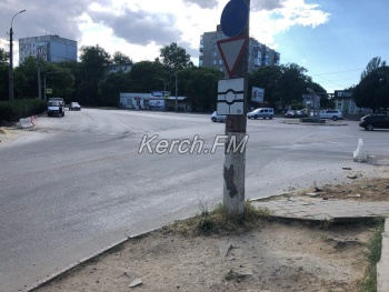 Новости » Общество: В Керчи заасфальтировали траншею на перекрёстке Орджоникидзе-Курортная