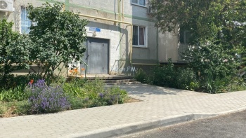 Новости » Общество: Во дворе на ул. 1-ой Пятилетки не установили скамейки и урны