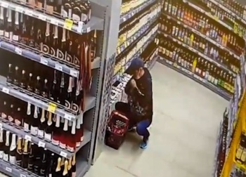 Новости » Криминал и ЧП: Колбаса, виски и икра – в Крыму поймали мужчин, воровавших в магазинах