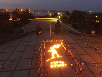 Новости » Общество: Керчане выложили огненную картину в память о войне
