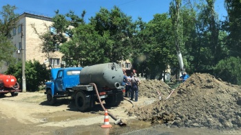 Новости » Общество: В Керчи несколько дней не могут справиться с порывом водовода на Дейкало