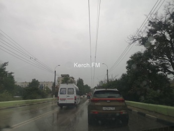 Новости » Общество: Дороги Керчи начинает подтапливать из-за дождя