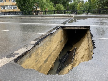 Новости » Общество: Часть моста обрушилась в центре Симферополя