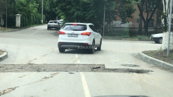 Новости » Общество: Поперек дороги на ул. Клинковского появилась траншея