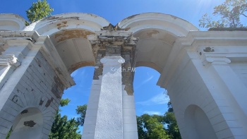 Новости » Общество: Штукатурка с арок в Приморском парке осыпается на прохожих