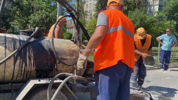 Новости » Общество: В Керчи приступили к ямочному ремонту на Вокзальном шоссе