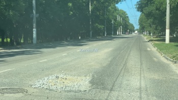 Новости » Общество: Провал на дороге по Вокзальному шоссе засыпали щебнем
