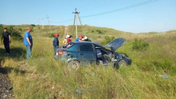 Новости » Криминал и ЧП: На трассе в Крыму перевернулся автомобиль, двое пострадали
