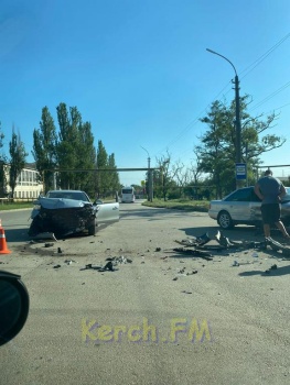 Новости » Общество: На пересечении Толстого-Орджоникидзе в Керчи произошло ДТП