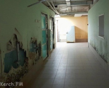 Новости » Общество: После прошлогоднего потопа до сих пор не отремонтировали больницу в Керчи