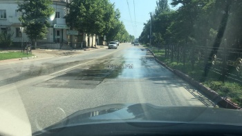 Новости » Общество: Дорогу снова перероют: под проезжей частью по Свердлова произошел порыв водовода