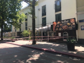 Новости » Общество: В центре Керчи сносят летнюю площадку бывшего кафе