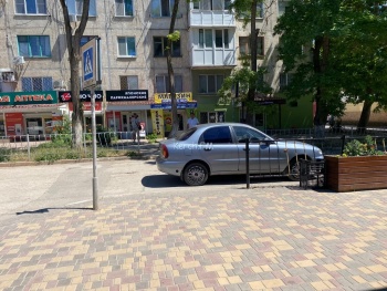 Новости » Общество: Керчане пожаловались на парковку водителя в Керчи на пешеходном переходе